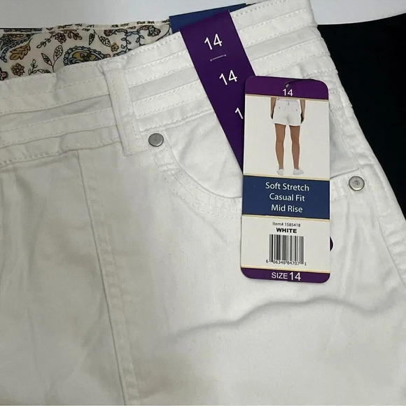 Dakota Blue Women's Short Mid Rise withh Pockets Flap with Button WHITE - Picture 7 of 7